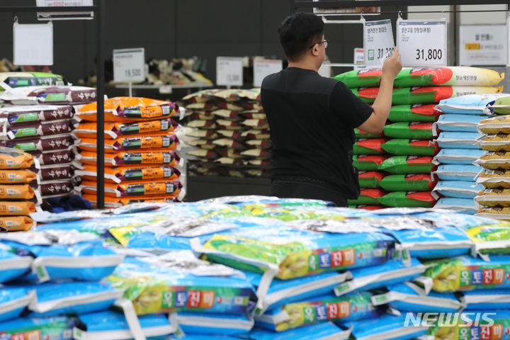 [서울=뉴시스] 권창회 기자 = 31일 오후 서울 시내 대형마트에 쌀이 진열되어 있다. 2023.08.31. kch0523@newsis.com