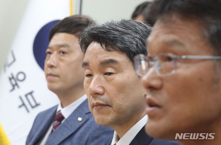 [서울=뉴시스] 김명원 기자 = 이주호 사회부총리 겸 교육부 장관이 지난 5일 오전 서울 종로구 정부서울청사에서 열린 교육부-교원단체 간담회에 참석해 강용서 교사노조연맹 위원장의 발언을 듣고 있다. 2023.09.05. kmx1105@newsis.com