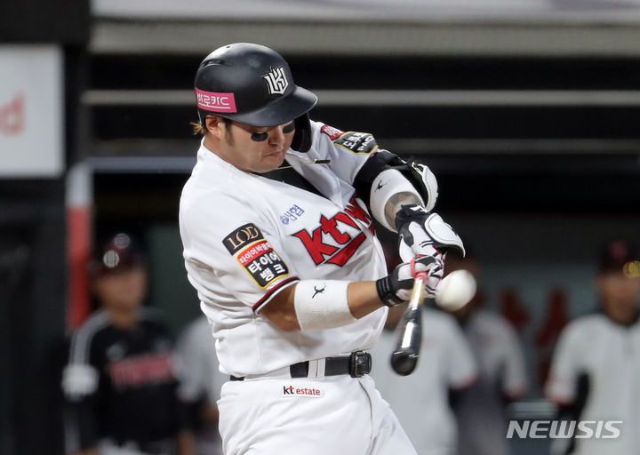[수원=뉴시스] 김금보 기자 = 5일 경기 수원 KT위즈파크에서 열린 2023 프로야구 LG 트윈스 대 KT 위즈의 경기, 2회말 KT 선두타자 박병호가 솔로 홈런을 치고 있다. 2023.09.05. kgb@newsis.com