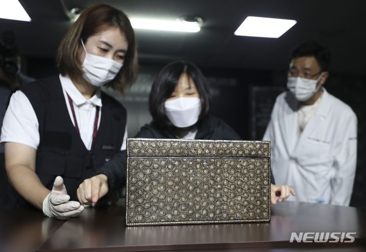 [서울=뉴시스] 김근수 기자 = 6일 오전 서울 종로구 국립고궁박물관에서 나전국화넝쿨무늬상자 공개 행사가 열리고 있다. 문화재청은 나전국화넝쿨무늬는 국외소재문화재재단과 함깨 일본에서 환수했다고 밝혔다. 2023.09.06. ks@newsis.com