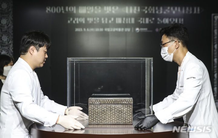 [서울=뉴시스] 김근수 기자 = 6일 오전 서울 종로구 국립고궁박물관에서 나전국화넝쿨무늬상자 공개 행사가 열리고 있다. 문화재청은 나전국화넝쿨무늬상자는 국외소재문화재재단과 함깨 일본에서 환수했다고 밝혔다. 2023.09.06. ks@newsis.com