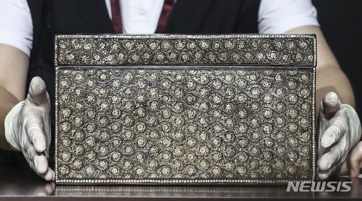 [서울=뉴시스] 김근수 기자 = 6일 오전 서울 종로구 국립고궁박물관에서 나전국화넝쿨무늬상자 공개 행사가 열리고 있다. 문화재청은 나전국화넝쿨무늬는 국외소재문화재재단과 함깨 일본에서 환수했다고 밝혔다. 2023.09.06. ks@newsis.com