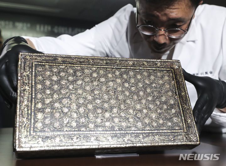 [서울=뉴시스] 김근수 기자 = 6일 오전 서울 종로구 국립고궁박물관에서 나전국화넝쿨무늬상자 공개 행사가 열리고 있다. 문화재청은 나전국화넝쿨무늬상자를 국외소재문화재재단과 함께 일본에서 환수했다고 밝혔다. 2023.09.06. ks@newsis.com