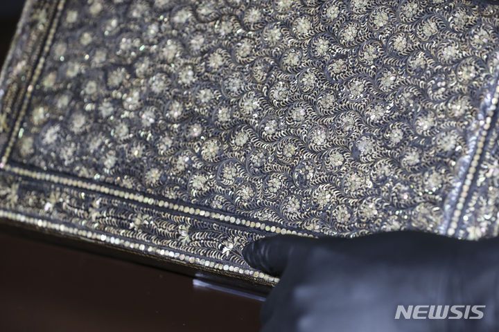 [서울=뉴시스] 김근수 기자 = 6일 오전 서울 종로구 국립고궁박물관에서 나전국화넝쿨무늬상자 공개 행사가 열리고 있다. 문화재청은 나전국화넝쿨무늬상자를 국외소재문화재재단과 함께 일본에서 환수했다고 밝혔다. 2023.09.06. ks@newsis.com