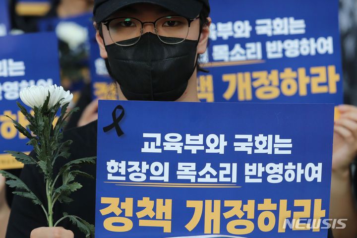 [서울=뉴시스] 권창회 기자 = 서울교육대학교(서울교대) 학생들이 지난 7일 오후 서울 서초구 서울교대 정문에서 서이초 사망 교사 49재 추모 행진에 참여하고 있다. 2023.09.11. kch0523@newsis.com