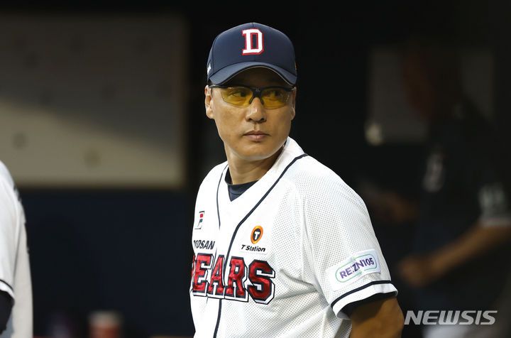 [서울=뉴시스] 정병혁 기자 = 지난 2023년 9월6일 서울 송파구 잠실야구장에서 열린 2023 프로야구 KIA 타이거즈 대 두산베어스의 경기, 두산 이승엽 감독이 경기를 기다리고 있다. 2023.09.07. jhope@newsis.com
