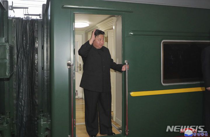 [평양=AP/뉴시스] 10일 러시아 철도청에 따르면 17일부터 모스크바와 평양을 오가는 직통열차가 운행을 시작한다. 19일부터는 평양과 하바롭스크 간 직통 열차도 서비스를 재개한다. 사진은 2023년 9월 김정은 북한 국무위원장이 평양에서 러시아행 전용 열차에 탑승해 손을 흔들고 있는 모습.