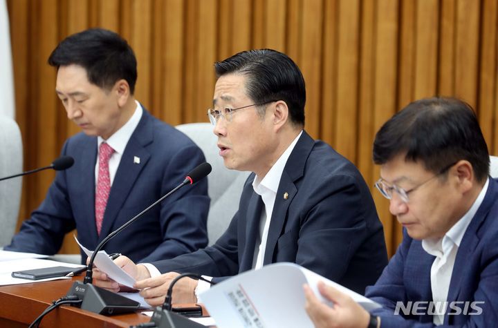 발언하는 이태규 국회 교육위원회 여당 간사.[서울=뉴시스] 조성봉 기자= 국회 교육위 여당 간사인 이태규 국민의힘 의원이 13일 오전 서울 여의도 국회에서 열린 ‘교권회복과 강화를 위한 국민의힘-교원단체 간담회'에서 발언을 하고 있다. 2023.09.13. suncho21@newsis.com