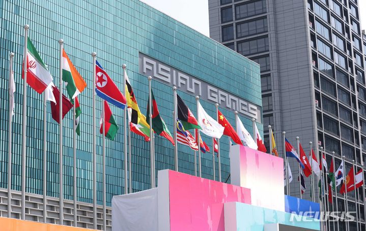 [항저우(중국)=뉴시스] 조수정 기자 = 제19회 항저우 아시안게임 개막을 나흘 앞둔 19일(현지시간) 중국 항저우 아시안게임 선수촌 등이 있는 빌리지의 국기광장에 태극기와 북한 인공기, 참가국 국기가 게양돼 있다.  2023.09.19. chocrystal@newsis.com
