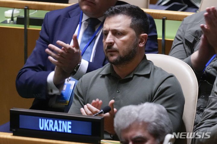 [뉴욕=AP/뉴시스] 볼로디미르 젤렌스키 우크라이나 대통령이 19일(현지시각) 미국 뉴욕의 유엔본부에서 열린 제78차 유엔총회에 참석해 조 바이든 미국 대통령의 연설을 들으며 박수하고 있다. 젤렌스키 대통령은 이날 연설을 통해 "러시아가 식량과 원자력을 무기화하고 어린이들을 납치하는 인종 말살을 저지르고 있다"라고 규탄했다. 2023.09.20.