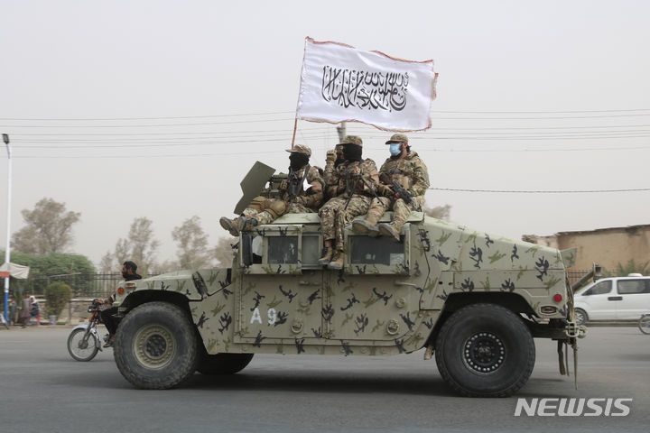 [칸다하르(아프가니스탄)=AP/뉴시스] ????아프가니스탄을 통치하는 탈레반 당국이 중국계 미국인 1명과 영국인 부부 2명을 억류하고 있다고 확인했다. 사진은 아프가니스탄 남부 칸다하르에서 2023년 8월15일 탈레반 전사들이 미군 주도의 아프간 철군 2주년을 맞아 도로를 순찰하는 모습. 2025.02.25