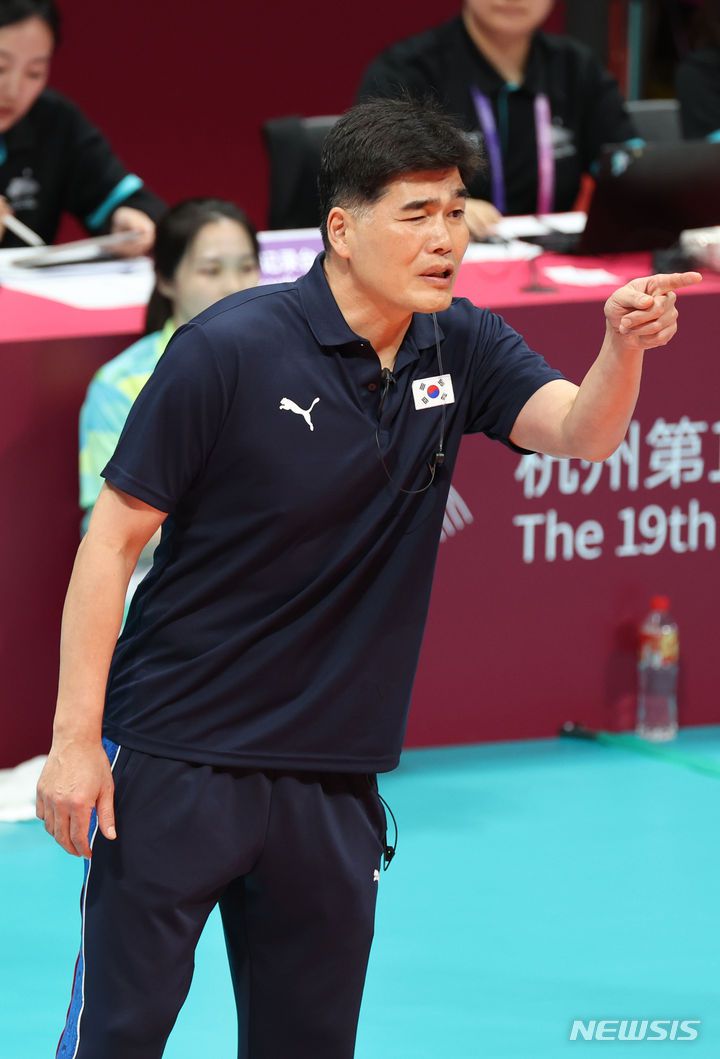 [항저우(중국)=뉴시스] 고승민 기자 = 20일 중국 항저우 린핑 스타디움에서 열린 2022 항저우 아시안게임 남자 배구 조별리그 C조 1차전 대한민국 대 인도 경기, 한국 임도헌 감독이 작전지시를 하고 있다. 2023.09.20. kkssmm99@newsis.com