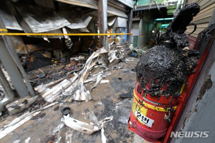 [광주=뉴시스] 이영주 기자 = 21일 오전 광주 광산구 비아5일장에 전날 화재 당시 쓰이지 못한 소화기가 시장 기둥에 남아있다. 비아5일장에서는 지난 20일 오후 6시 58분께 불이 나 상가 10동(89.7㎡)이 타거나 그을려 소방서 추산 1900만원 상당의 재산 피해가 났다. 2023.09.21. leeyj2578@newsis.com