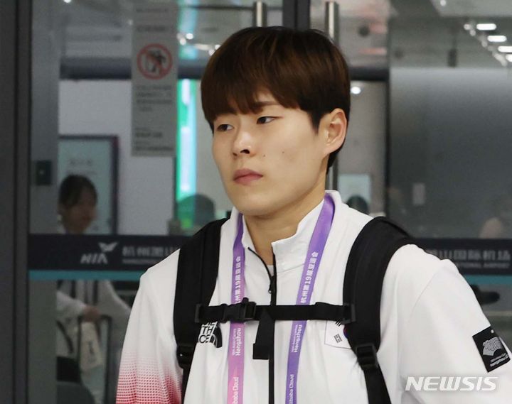 [항저우=뉴시스] 조수정 기자 = 한국 태권도 국가대표 박혜진이 2022 항저우 아시안게임 개막을 하루 앞둔 22일(현지시간) 중국 항저우 샤오산국제공항으로 입국하고 있다. 2023.09.22. chocrystal@newsis.com