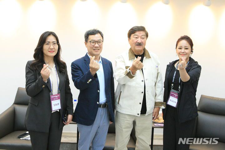 [원주=뉴시스] 김의석 기자 = 23일 오후 강원 원주시 댄싱경기장에서 디유센 카세이노브(Dyusen Kaseinov) 전 카자흐스탄 문체부장관이 문화재단과 '문화 교류 증진' 간담회 후 재단 관계자들과 사랑의 손하트를 그리며 기념사진을 촬영하고 있다. 이날 디유센 카세이노브 전 장관은 2023 원주댄싱카니발 카자흐스탄 공연단 인솔자로 개막식 참여를 위해 지역을 방문했다. 2023.09.23. cw32784@newsis.com