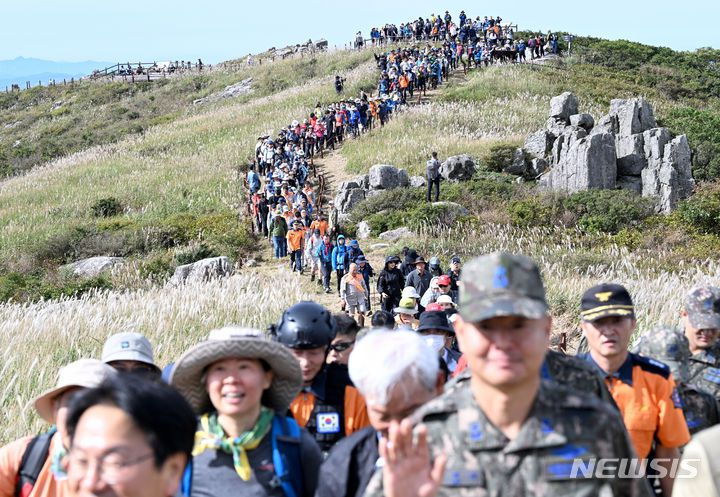 [광주=뉴시스] 김혜인 기자 = 무등산 정상부 상시개방 첫날인 23 일 오전 광주 무등산국립공원에서 시민들이 서석대에서 인왕봉을 향하고 있다. 천왕봉, 지왕봉, 인왕봉이 위치한 무등산 정상부는 1966년 군부대 주둔으로 출입이 통제됐다가 이날부터 상시개방을 시작했다. 2023.09.23. hyein0342@newsis.com