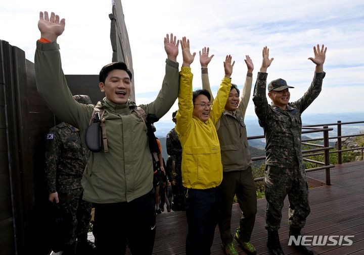[광주=뉴시스] 김혜인 기자 = 무등산 정상부 상시개방 첫날인 23 일 오전 광주 무등산국립공원 인왕봉에서 강기정 광주시장이 만세를 외치고 있다. 천왕봉, 지왕봉, 인왕봉이 위치한 무등산 정상부는 1966년 군부대 주둔으로 출입이 통제됐다가 이날부터 상시개방을 시작했다. 2023.09.23. hyein0342@newsis.com
