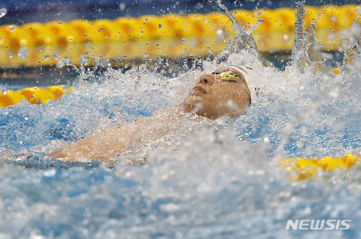 [항저우=뉴시스] 정병혁 기자 = 이주호가 24일 중국 항저우 올림픽 스포츠센터 수영장에서 열린 남자 배영 100m 예선 2조 경기에서 역영하고 있다. 2023.09.24. jhope@newsis.com