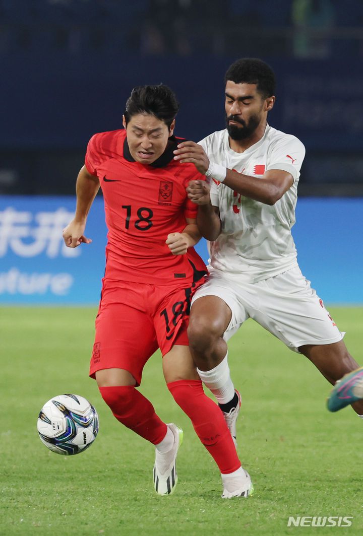 [진화=뉴시스] 고승민 기자 = 24일(현지시간) 중국 진화 스포츠센터 스타디움에서 열린 2022 항저우 아시안게임 남자 축구 조별리그 최종전 E조 대한민국 대 바레인 경기, 한국 이강인이 돌파를 시도하고 있다. 2023.09.24. kkssmm99@newsis.com
