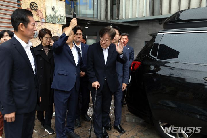 [서울=뉴시스] 조성봉 기자 = 이재명 더불어민주당 대표가 26일 오전 서울중앙지법원에서 구속 전 피의자 심문(영장실질심사)를 받기 위해 서울 중랑구 녹색병원에서 출발하며 지지자들에게 손 인사를 하고 있다. 2023.09.26. suncho21@newsis.com