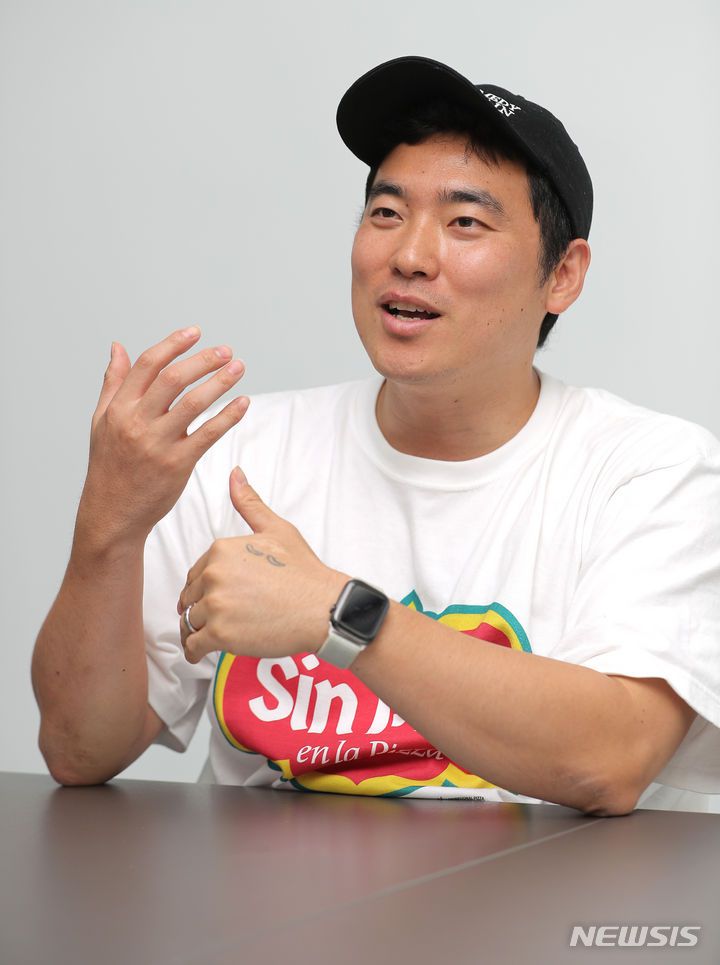 [서울=뉴시스] 김금보 기자 = 유튜버 코미꼬(김병선)가 지난달 15일 서울 마포구 메타코미디 사옥에서 뉴시스와 인터뷰 하고 있다. 2023.10.06. kgb@newsis.com