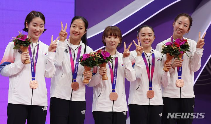 [항저우=뉴시스] 고승민 기자 = 26일 중국 궁수 커낼 스포츠파크에서 열린 2022 항저우 아시안게임 여자 탁구 단체전 시상식에서 동메달을 획득한 한국 선수들이 기념촬영을 하고 있다. 2023.09.26. kkssmm99@newsis.com