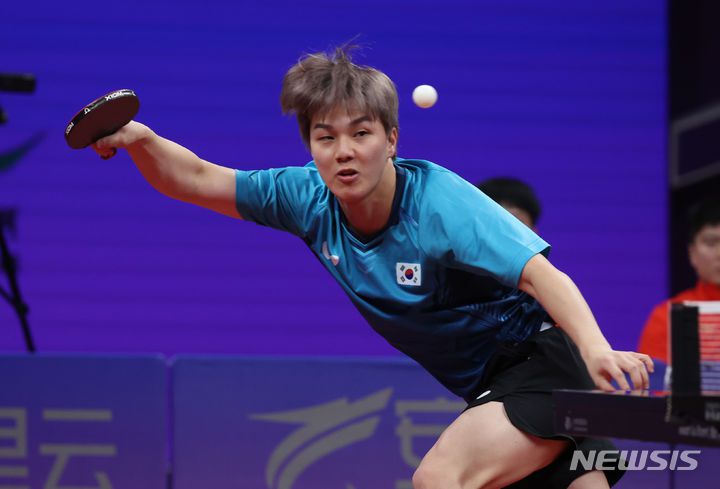 [항저우=뉴시스] 고승민 기자 = 26일 중국 궁수 커낼 스포츠파크에서 열린 2022 항저우 아시안게임 남자 탁구 단체전 결승전 한국 대 중국 경기, 2세트 한국 안재현이 중국 판젠동의 스매싱을 막고 있다. 2023.09.26. kkssmm99@newsis.com