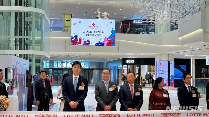 [하노이=뉴시스] 이혜원 기자 = 22일 베트남 '롯데몰 웨스트레이크 하노이' 그랜드 오픈식에 참석한 신유열 롯데케미칼 상무(맨 왼쪽)가 테이프 커팅식을 준비하고 있다. 왼쪽부터 신유열 상무, 정준호 롯데백화점 대표, 김상현 롯데쇼핑 대표이사 부회장. march11@newsis.com