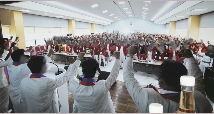 [서울=뉴시스] 건강기능식품사업을 통해 투자시 원금과 원금의 최대 300%에 달하는 수익을 돌려주겠다고 홍보하는 방식으로 수천여명을 상대로 폰지 사기(다단계 금융사기)에 나서 4092억원 상당의 투자금을 수신한 일당이 검거됐다. 사진은 이들의 사업설명회. 2023.10.02. (사진=서울 강남경찰서 제공) *재판매 및 DB 금지.  *재판매 및 DB 금지