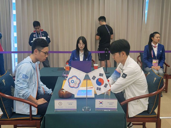 [서울=뉴시스] 아시안게임 바둑 종목 남자개인전 결선 8강, 신진서(오른쪽)vs라이쥔푸. (사진=한국기원 제공) 2023.09.27. photo@newsis.com *재판매 및 DB 금지