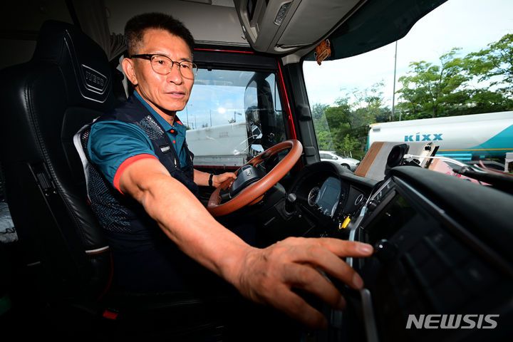 [광주=뉴시스] 이영주 기자 =  운수노동자 조성규씨가 추석 연휴를 하루 앞둔 27일 오전 광주 광산구 진곡산단 화물차 공영차고지에서 자신의 컨테이너 화물차에 올라타 기기를 조작하고 있다. 2023.09.27. leeyj2578@newsis.com