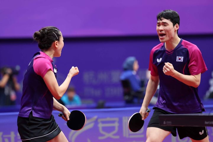 [서울=뉴시스] 한국 탁구 대표팀의 혼합 복식 임종훈(한국거래소)-신유빈(대한항공) 조와 장우진-전지희(이상 미래에셋증권) 조가 나란히 중국에 패하며 결승 진출에 실패했다. .2023.09.28. (사진=대한탁구협회 제공)  *재판매 및 DB 금지