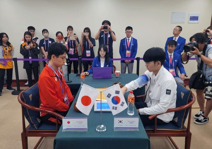 [서울=뉴시스] 아시안게임 바둑 남자 개인 동메달 결정전, 신진서(오른쪽) 9단 vs 일본 이치리키 료 9단. (사진= 한국기원 제공) 2023.09.28. photo@newsis.com *재판매 및 DB 금지