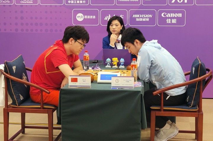[서울=뉴시스] 아시안게임 바둑 남자 개인 결승전, 중국 커제(왼쪽) 9단 vs 대만 쉬하오훙 9단. (사진= 한국기원 제공) 2023.09.28. photo@newsis.com *재판매 및 DB 금지
