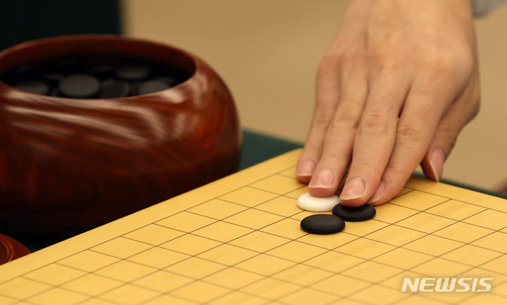 [항저우=뉴시스] 고승민 기자 = 27일 중국 항저우 기원에서 열린 2022 항저우 아시안게임 바둑 남자 개인 준결승전 한국 신진서 대 대만 쉬하오훙 경기, 신진서가 수를 놓고 있다. 2023.09.28. kkssmm99@newsis.com