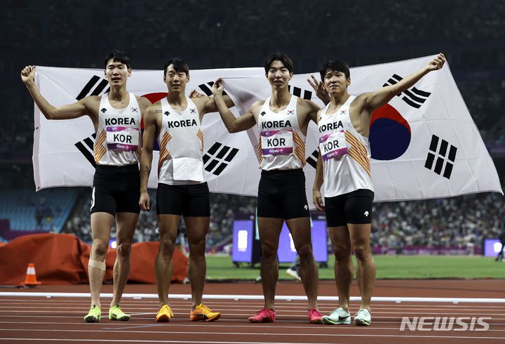 [항저우=뉴시스] 정병혁 기자 = 3일 중국 항저우 올림픽 스포츠센터 스타디움에서 열린 2022 항저우 아시안게임 남자 400m 계주 결선에서 동메달을 획득한 이정태, 김국영, 이재성, 고승환이 사진을 찍고 있다. 2023.10.03. jhope@newsis.com