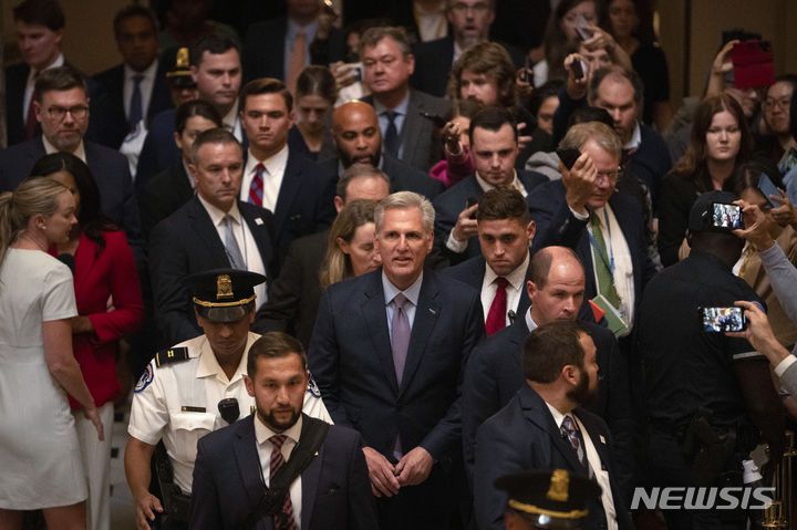 [워싱턴=AP/뉴시스]케빈 매카시 전 미 하원의장이 6일(현지시간) 사임설이 제기되자 사임할 생각이 없다고 직접 해명했다. 사진은 매카시 전 의장이 지난 3일 해임된 후 의사당을 나서고 있는 모습. 2023.10.07