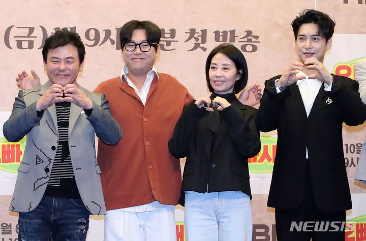 [서울=뉴시스] 조성우 기자 = 6일 오전 서울 마포구 스탠포드호텔에서 열린 MBN 새 오디션 프로그램 '오빠시대' 제작발표회에서 출연자들이 포즈를 취하고 있다. 왼쪽부터 가수 구창모, 변진섭, 민해경, 김원준. 2023.10.06. xconfind@newsis.com