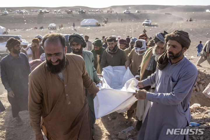 [제데흐잔=AP/뉴시스] 9일(현지시각) 아프가니스탄 헤라트주 제데흐잔에서 주민들이 지진 희생자 시신을 운구하고 있다. 지난 7일 아프간에서 발생한 지진으로 지금까지 최소 2400명이 숨지고 2천 명이 다친 것으로 알려졌다. 2023.10.10.