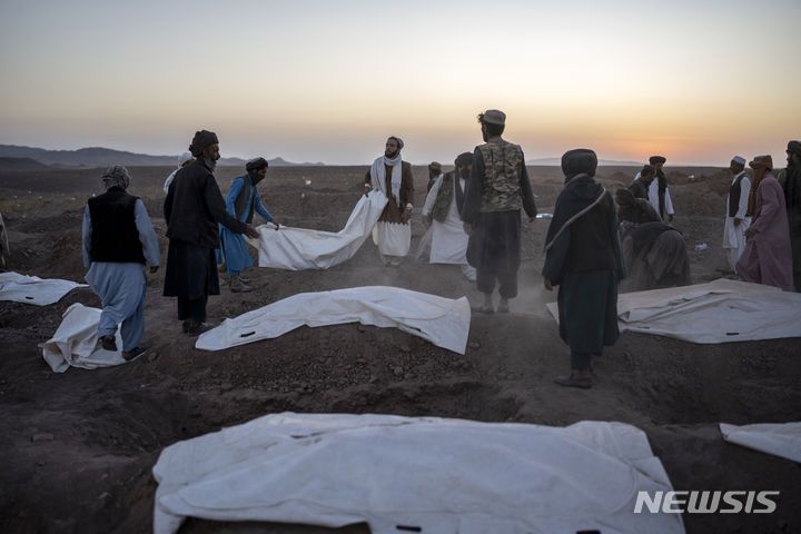 [제데흐잔=AP/뉴시스] 9일(현지시각) 아프가니스탄 헤라트주 제데흐잔에서 사람들이 지진으로 숨진 희생자들을 매장하고 있다. 지난 7일 아프간에서 발생한 지진으로 지금까지 최소 2400명이 숨지고 2천 명이 다친 것으로 알려졌다. 2023.10.10.