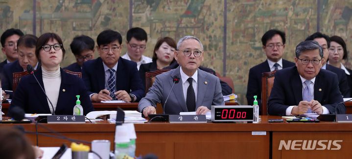[서울=뉴시스] 이영환 기자 = 유인촌 문화체육관광부 장관이 10일 오전 서울 여의도 국회에서 열린 문화체육관광부 국정감사에서 의원들의 질의에 답변하고 있다.왼쪽부터 장미란 2차관, 유 장관, 전병극 1차관. 2023.10.10. 20hwan@newsis.com