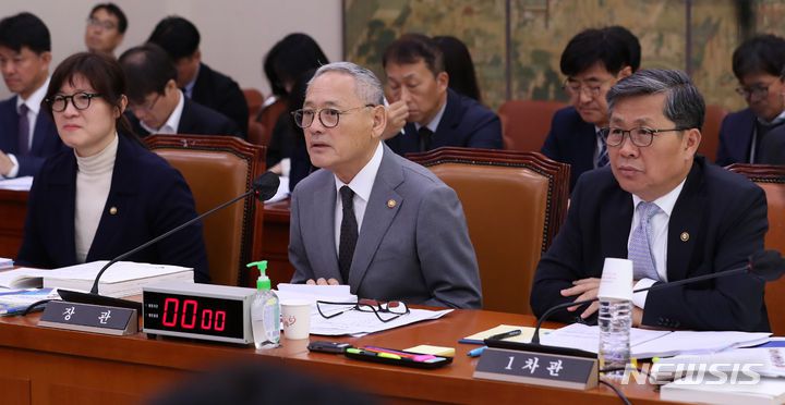 [서울=뉴시스] 이영환 기자 = 유인촌 문화체육관광부 장관이 10일 오전 서울 여의도 국회에서 열린 문화체육관광부 국정감사에서 의원들의 질의에 답변하고 있다. 2023.10.10. 20hwan@newsis.com