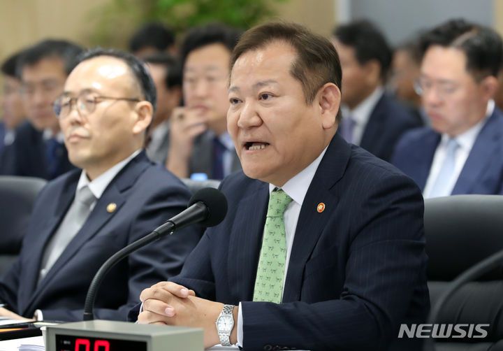 [세종=뉴시스] 강종민 기자 = 10일 세종시 정부세종청사에서 열린 국회 행정안전위원회의 행정안전부에 대한 국정감사에서 이상민 장관이 답변하고 있다. 2023.10.10. ppkjm@newsis.com