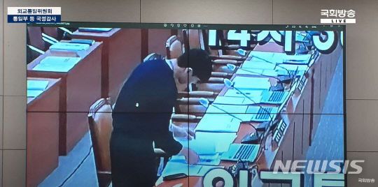 [서울=뉴시스] 이원욱 더불어민주당 의원 국감 질의자료 훔쳐 본 하나재단 직원. (사진=국회방송 유튜브 캡처) 2023.10.11