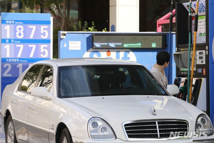 [서울=뉴시스] 권창회 기자 = 이스라엘·하마스 무력 충돌 사태로 국제 유가가 출렁이자 서민들의 기름값 걱정도 깊어지고 있다. 10일 한국석유공사 오피넷에 따르면 10월 첫째 주 휘발유 판매가격은 전주 대비 6.3원 상승한 ℓ(리터)당 1796원으로, 13주 연속 상승세를 보이고 있다. 11일 오전 서울 시내 주유소에 유가 정보가 표시되어 있다. 2023.10.11. kch0523@newsis.com