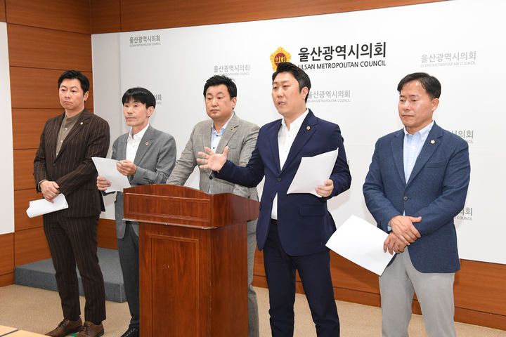 [울산=뉴시스] 박수지 기자 = 국민의힘 울산시당이 12일 시의회 프레스센터에서 기자회견을 열고 "울산의 미래발전을 저해하는 발목잡기는 그만해야 한다"고 밝히고 있다. 2023.10.12. (사진=시의회 제공) photo@newsis.com *재판매 및 DB 금지