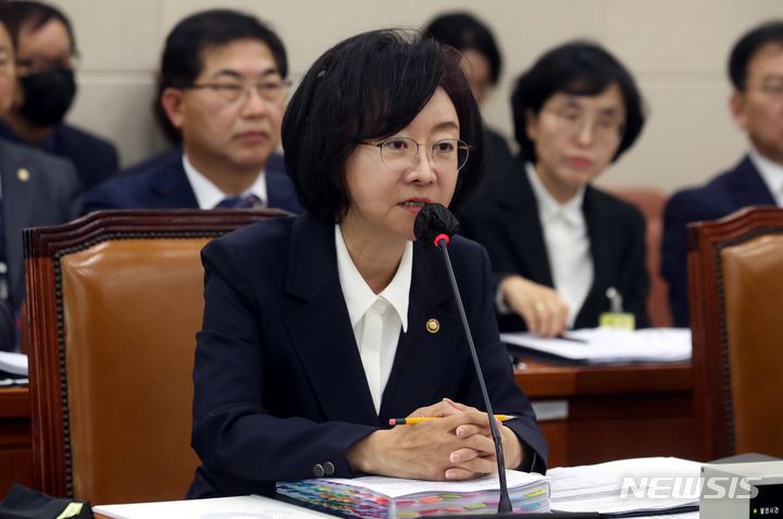 오유경 식약처장.[서울=뉴시스] 조성봉 기자 = 13일 오전 서울 여의도 국회에서 열린 보건복지위 국정감사에서 오유경 식품의약품안전처 처장이 의원들의 질의에 답변하고 있다. 2023.10.13. suncho21@newsis.com