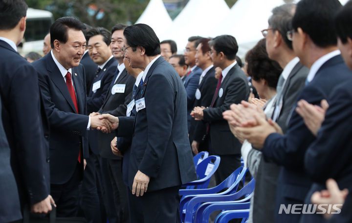 [목포=뉴시스] 전신 기자 = 윤석열 대통령이 13일 전남 목포 공생원에서 열린 공생복지재단 설립 95주년 기념식에 참석해 에토 세이시로 일본 자민당 중의원 의원과 악수하고 있다. 2023.10.13. photo1006@newsis.com
