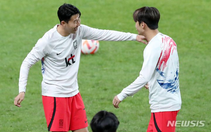 [서울=뉴시스] 이영환 기자 = 손흥민이 13일 오후 서울 마포구 서울월드컵경기장에서  하나은행 초청 대한민국과 튀니지의 친선경기를 앞두고 몸을 풀며 김진수와 대화를 하고 있다. 손흥민은 이날 선발명단에서 제외됐다. 2023.10.13. 20hwan@newsis.com