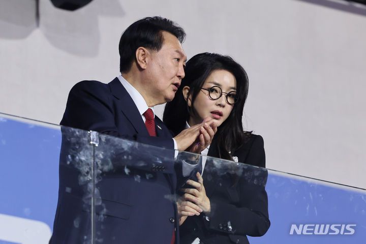 [목포=뉴시스] 지난 2023년 10월 13일 윤석열 대통령과 부인 김건희 여사가 전남 목포종합경기장에서 열린 제104회 전국체육대회 개회식에서 대화하고 있다. (사진=뉴시스DB). photo@newsis.com